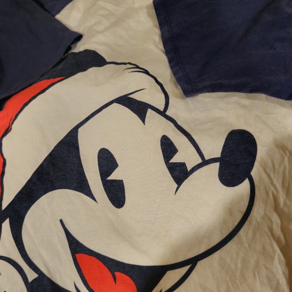 Disney micky mouse tshirt size xl in like new condition - Picture 5 of 6